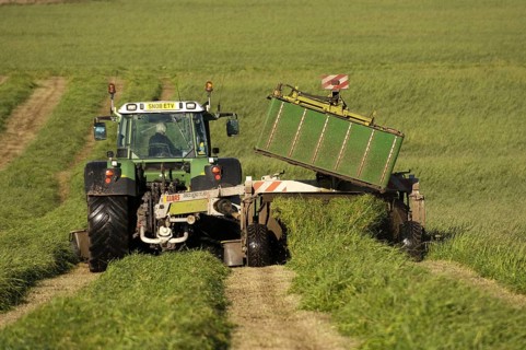 Second cut mowing with front and rear mounted mower conditioners on Fendt tractor