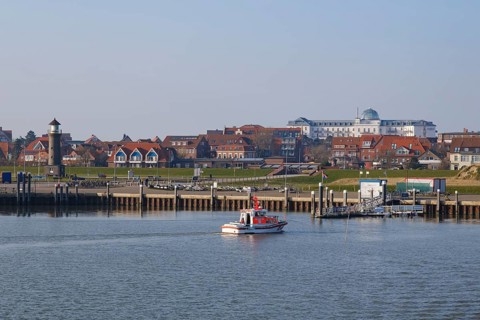 Ortsansicht mit Leuchtturm und Strandhotel