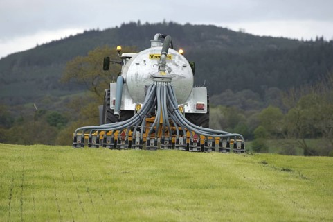 Slurry tanker and slurry injector