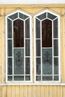 Zwei alte kunstvoll geschliffene und verzierte Holzfenster
