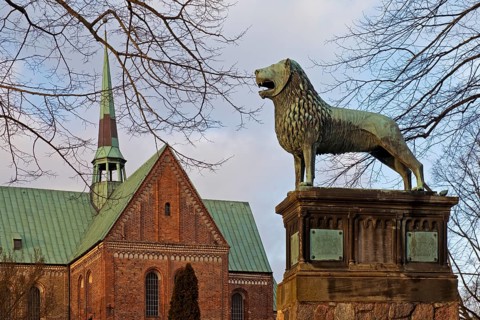 Ratzeburger Dom mit Standbild Braunschweiger Loewe