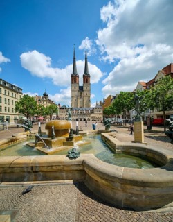 Goebelbrunnen by sculptor Bernd Goebel and Marktkirche Unser Lieben Frauen