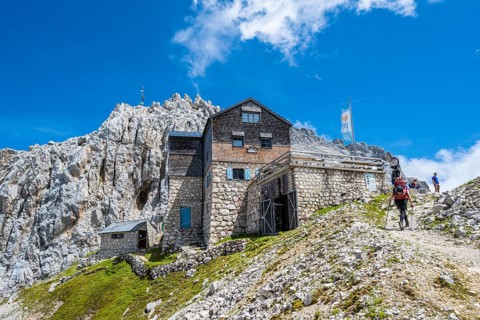 Hikers climbing to the Meilerhuette