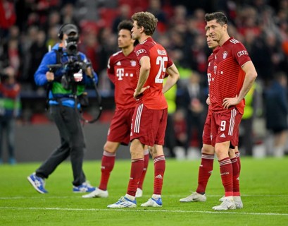 Kameramann filmt Enttaeuschung bei Thomas Mueller FC Bayern Muenchen FCB