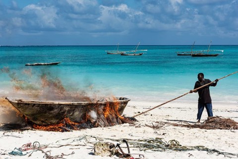 Mann setzt Feuer an Fischerboot vor Nungwi