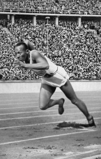 Jesse Owens at the start of the 200 m