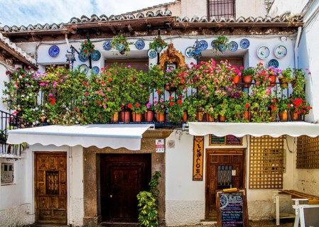 Houses decorated with flowers on the Albaicin