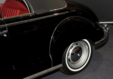Whitewall tyres and mudguards
