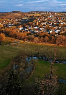 Der Fluss Moehne im Tal mit dem Ortsteil Allagen im Abendlicht