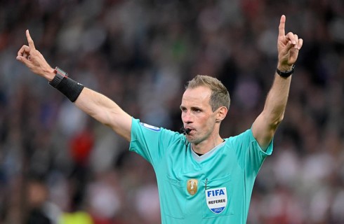 Referee Referee Sascha Stegemann Gesture