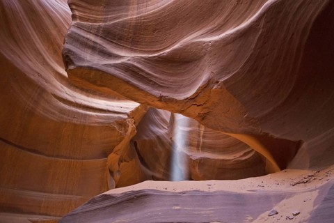 Light beam in Upper Antelope Canyon was formed by erosion of Navajo Sandstone