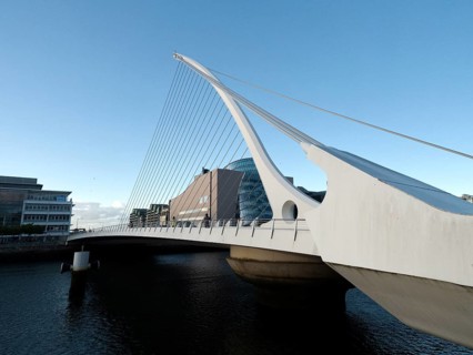 The architecture of the Samuel Beckett Bridge replicates the shape of a harp