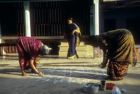 Brahmin women drawing a kolam at Sundarapandyapuram