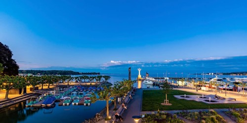 Hafen mit der Imperia am Abend