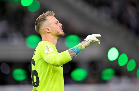 Goalkeeper Mark Flekken SC Freiburg SCF gesture gesture