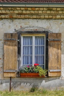 Blumenkasten am Fenster im Kraeutergarten des ehemaligen Frauenklosters Inzigkofen