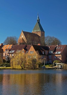 Altstadtansicht mit Sankt Nicolaikirche und Schulsee