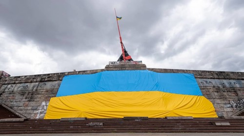 Ueberdimensionale ukrainische Flagge