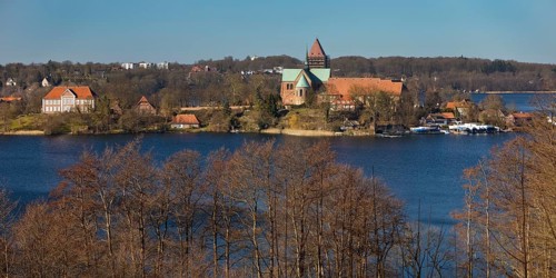 Schoene Aussicht auf Ratzeburg mit dem Domsee und dem Dom
