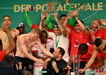Beer shower for coach Domenico Tedesco
