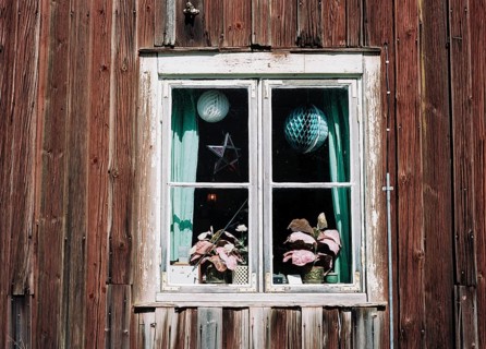Altes Holzfenster mit allerlei Krimskrams