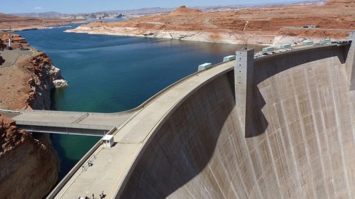 Hydroelectric and river regulation dam with reservoir