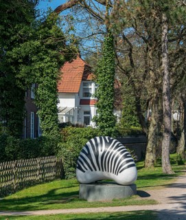 Zebra Skulptur vor einem Grundstueck am Timmendorfer Strand