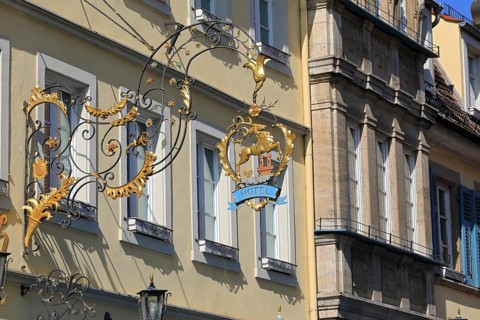 Historical nose sign