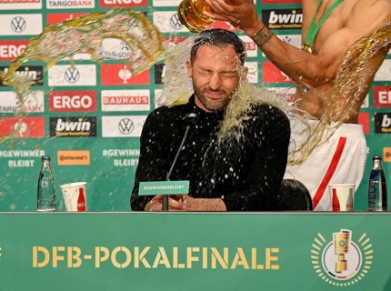 Beer shower for coach Domenico Tedesco