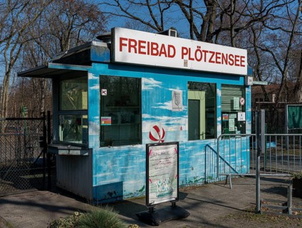 Eingang zum Freibad Ploetzensee in Charlottenburg