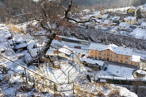 Terraced steep slope with vantage points from the outer castle of Wolkenstein Castle onto the historic railway station and Zschopau in the snow