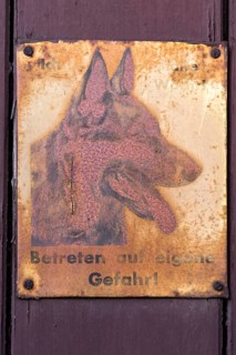 Altes rostiges Warnschild mit Schaeferhund