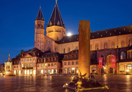 The high St. Martin's Cathedral and Heunensaeule on the market square