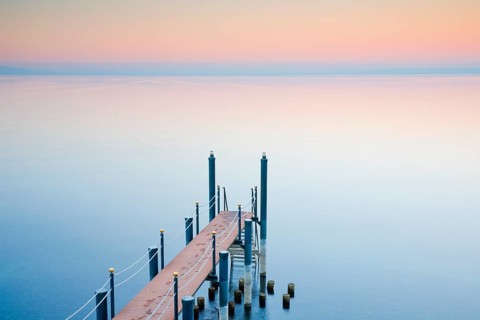 Abendstimmung ueber dem Bodensee mit Badesteg zum See