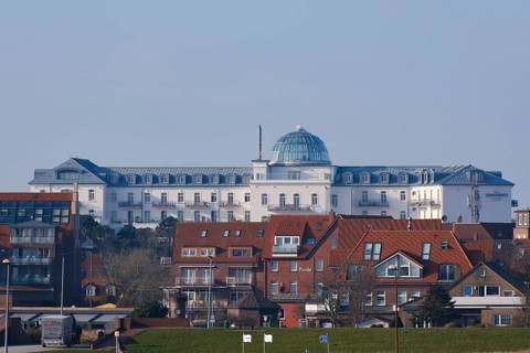 Ortsansicht mit Strandhotel