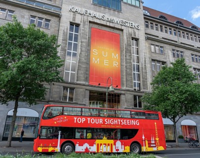 Sightseeing bus in front of the entrance to KadeWe