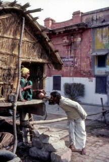 Quenching of thirst at the entrance of the Radha Krishna Mandir temple in Jaipur
