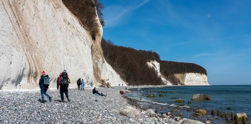 Touristen und Wanderer an den Kreidefelsen der Piratenschlucht in Sassnitz