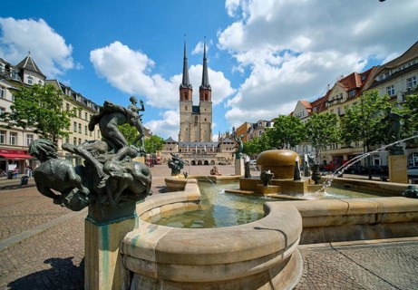 Goebelbrunnen by sculptor Bernd Goebel and Marktkirche Unser Lieben Frauen