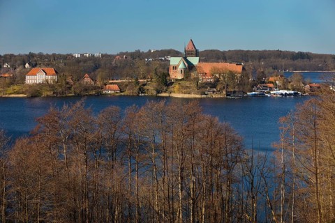 Schoene Aussicht auf Ratzeburg mit dem Domsee und dem Dom