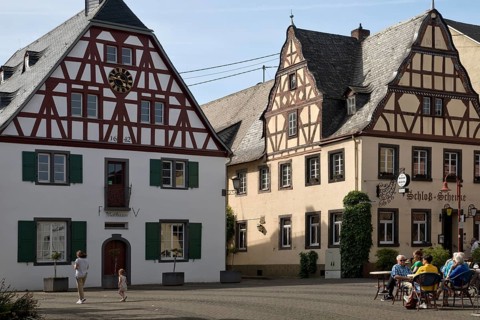 The town hall and the Schloss Schenke in the Engers district