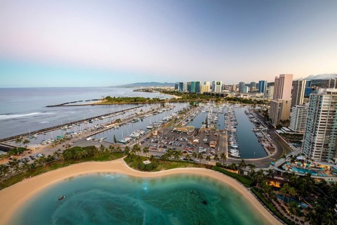 Morning atmosphere at the Ala Wai boat harbour with a view over Waikiki to Honolulu