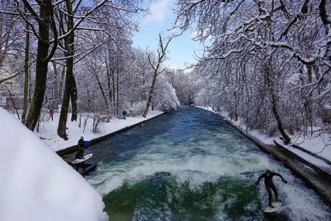 Surfers at the Eisbach wave below Prinzregentenstrasse