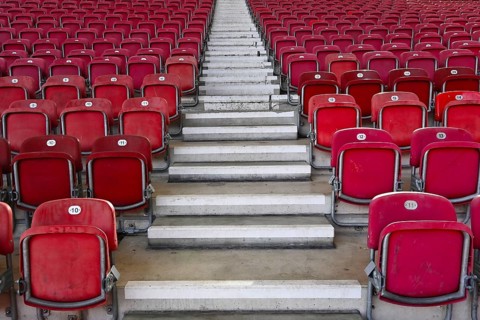 Leere Sitzreihen in der Mercedes-Benz Arena