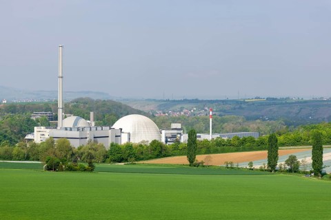 Kernkraftwerk Neckarwestheim mit Reaktorgebaeuden