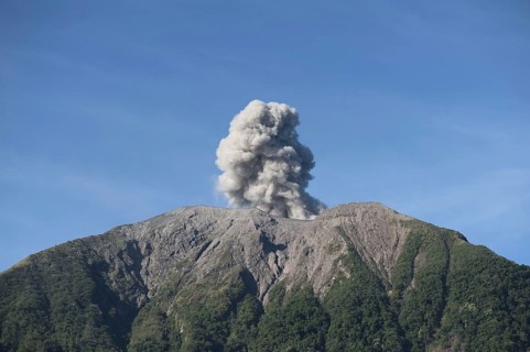 Volcanic eruption with ash cloud