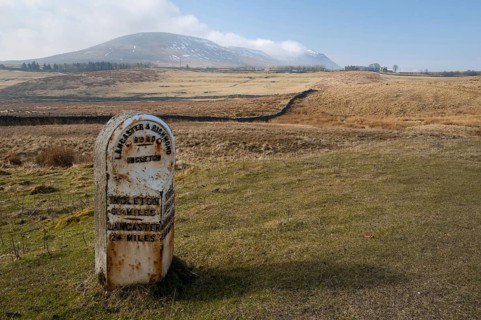 Mile marker with six and a quarter miles to Ingleton and 24 miles to Lancaster