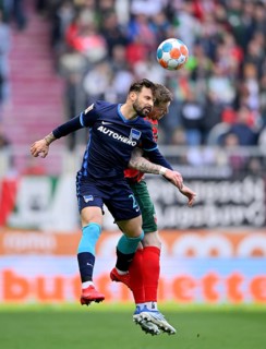Kopfballduell Zweikampf Aktion Andre Hahn FC Augsburg FCA