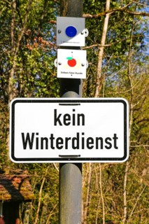 Schild kein Winterdienst am Eingang zum Kurpark