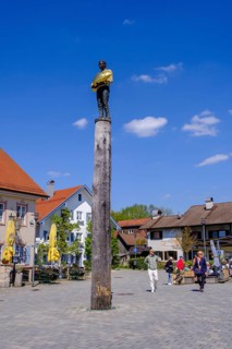 Stele mit einem Fischer Diez von Matthias Rodach